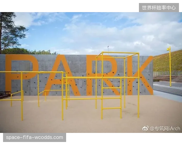 迪卡侬上海新店通过嵌入攀岩墙与骑行台，将购物空间转变为鼓励用户即时体验的社交场所